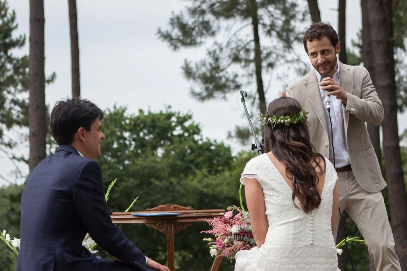 Ademar Silvoso oficiando una ceremonia civil de boda en Galicia