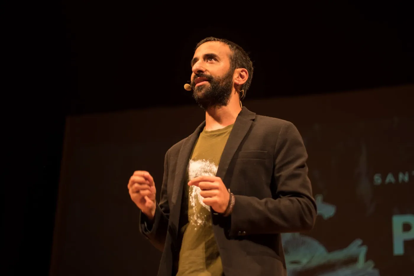 O poeta e filósofo Diego Horschovski intervindo en escena con micrófono diadema