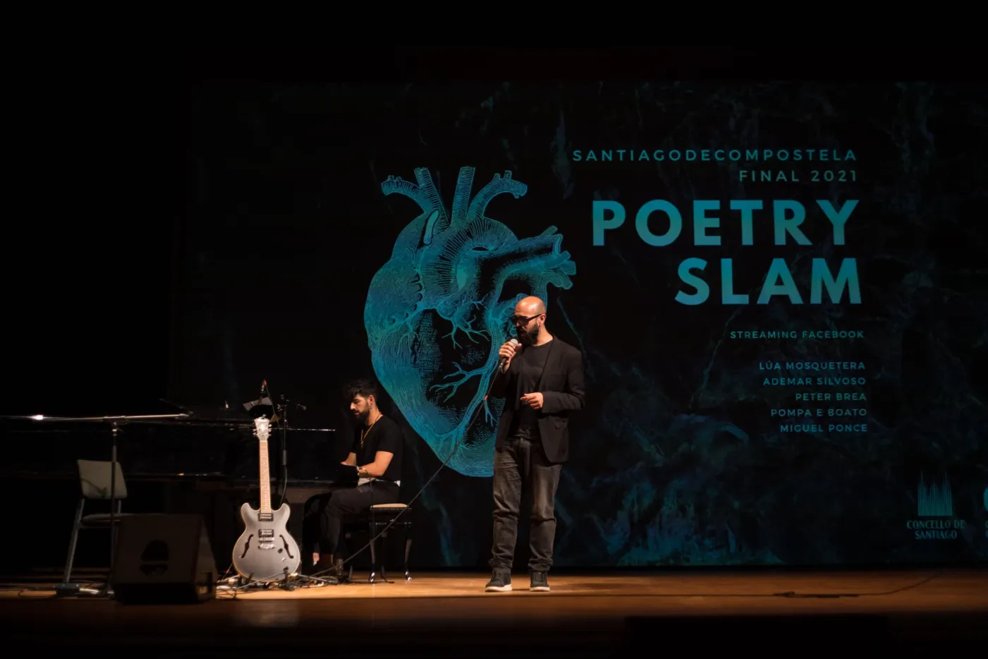 Diego Horschovski presentando a velada poética xunto ao pianista Diego Salgado ao piano de cola