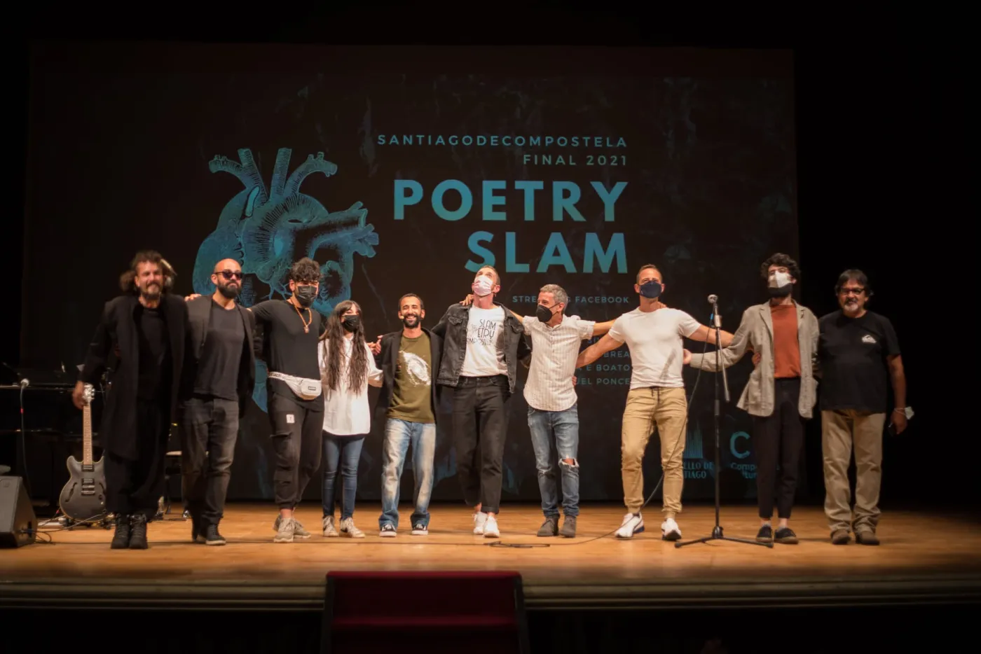 Momento de clausura e recoñecemento aos poetas participantes de Poetry Slam Compostela