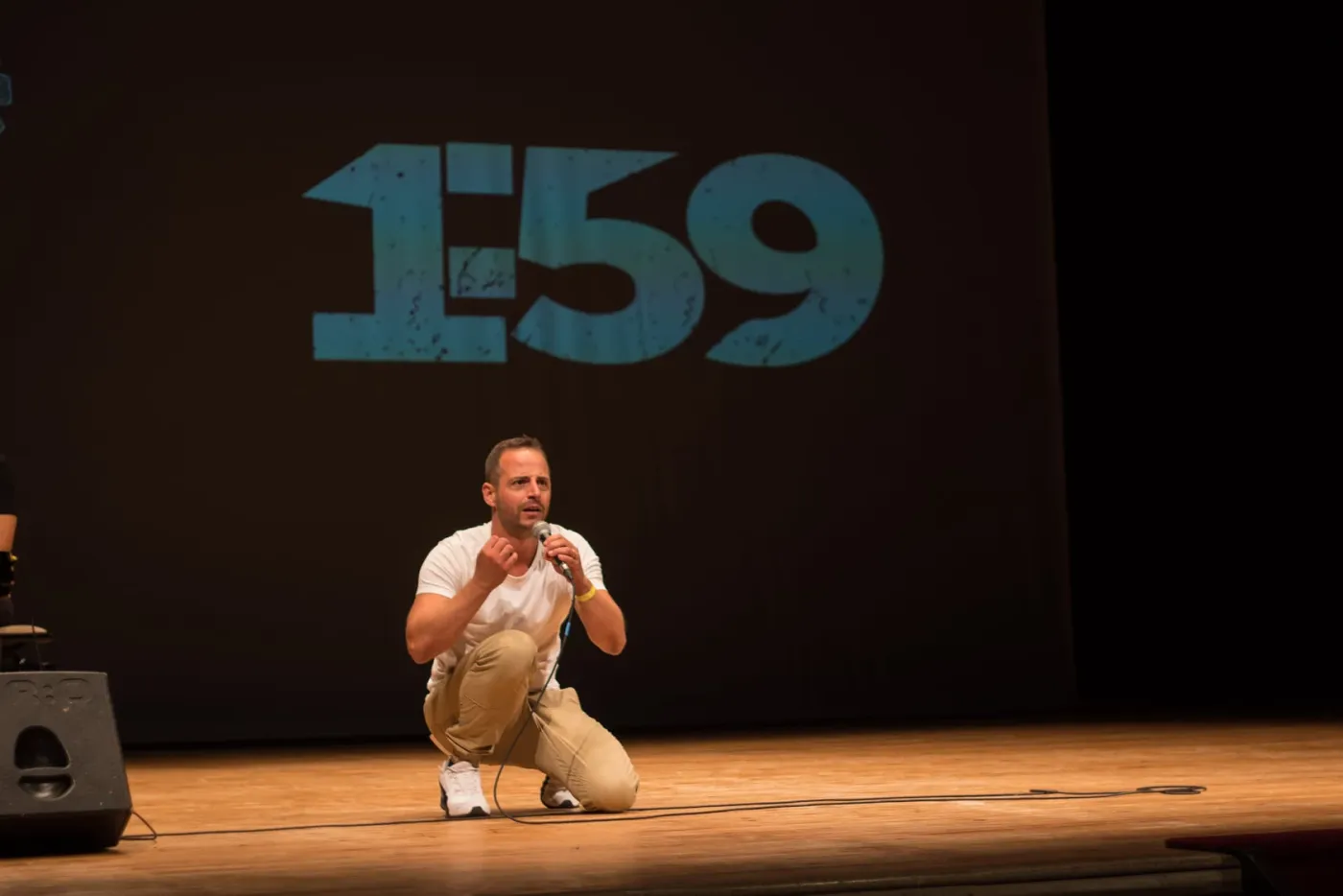 Ademar Silvoso en escena durante Poetry Slam Compostela
